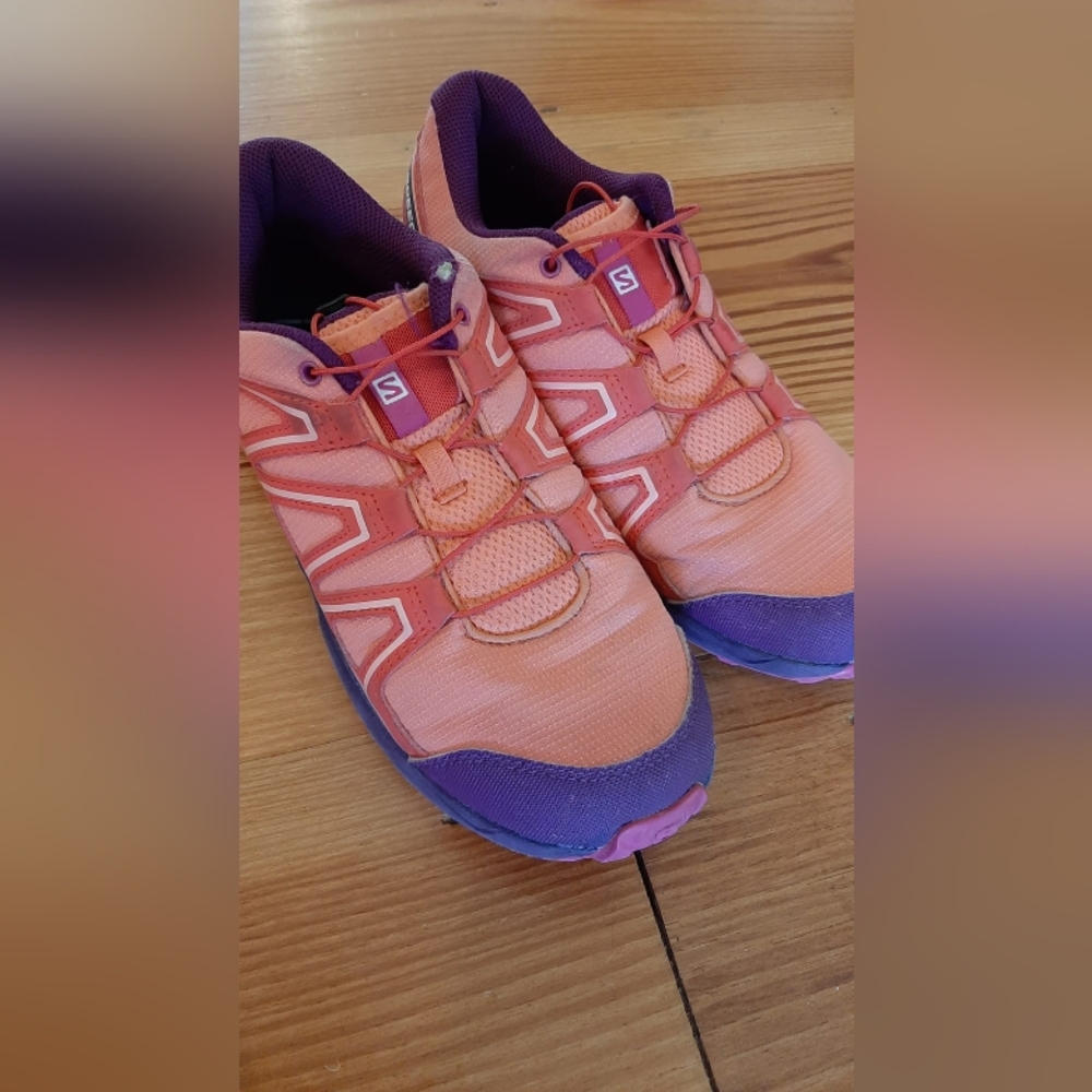 Salomon women shoes size 6.